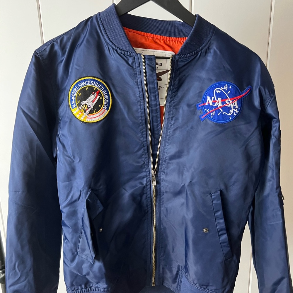 Medium NASA bomber. Authentic brand. ASSTSERIES MILITARE
